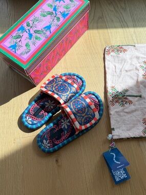 FARM RIO Black Night Sky Puffy Slide Sandals 🌈✨ Velcro NIB